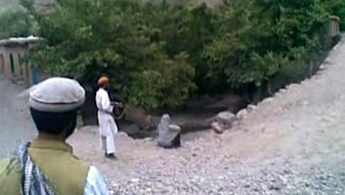 阿富汗妇女疑卷入三角恋 遭公开枪决
