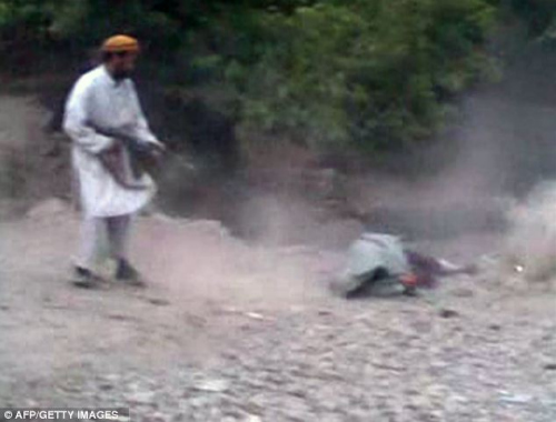 阿富汗妇女疑卷入三角恋 遭公开枪决