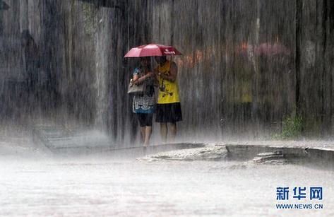 南方遭暴雨袭击 城区可“看海”