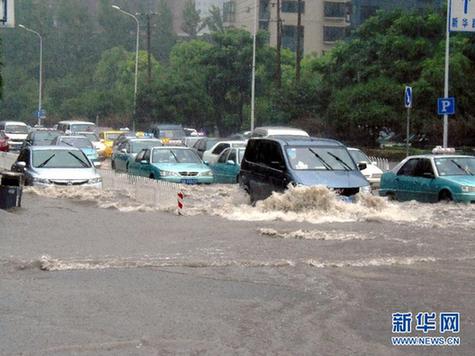 南方遭暴雨袭击 城区可“看海”