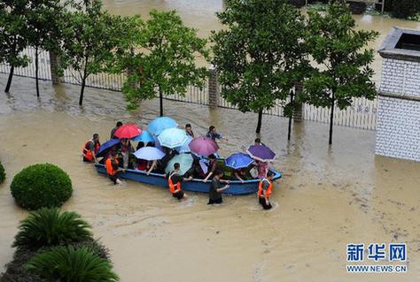 南方遭暴雨袭击 城区可“看海”