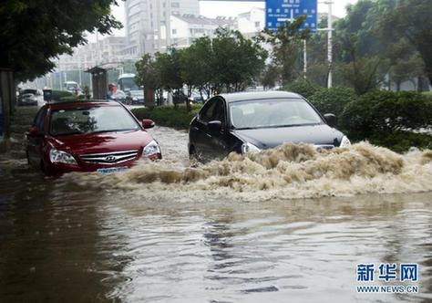 南方遭暴雨袭击 城区可“看海”