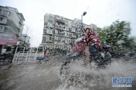 南方遭暴雨袭击 城区可“看海”