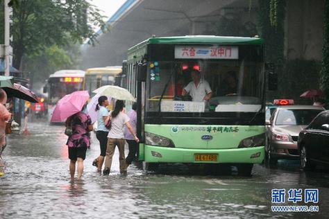 南方遭暴雨袭击 城区可“看海”