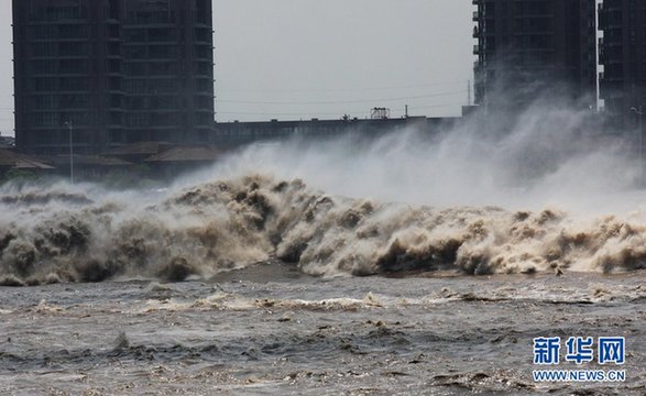 台风“苏拉”及满月天象齐发力 钱塘江大潮异常壮观