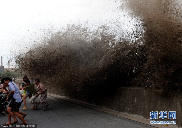 台风“苏拉”及满月天象齐发力 钱塘江大潮异常壮观