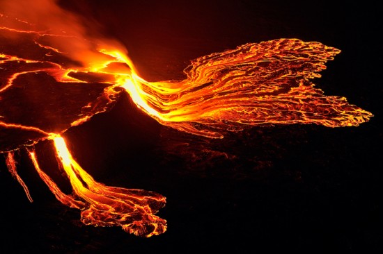 魔鬼的高炉:世界最大熔岩湖 熔岩翻滚