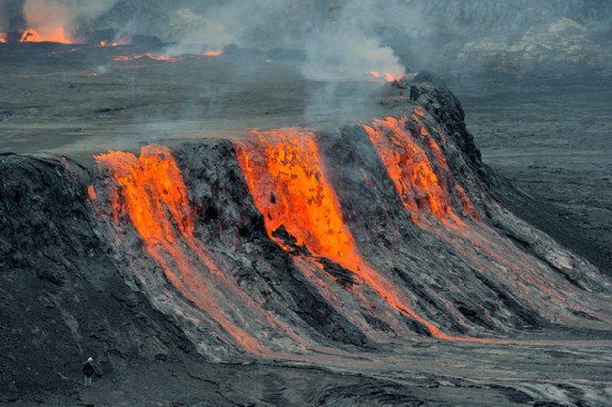 魔鬼的高炉:世界最大熔岩湖 熔岩翻滚