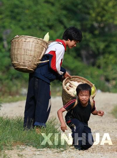 留守儿童暑假生活：一半是作业 一半是相聚(图)