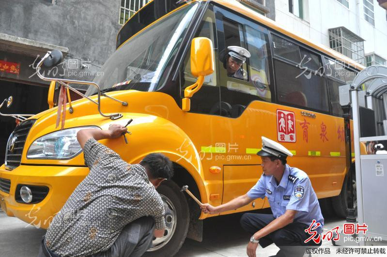 交警对校车进行