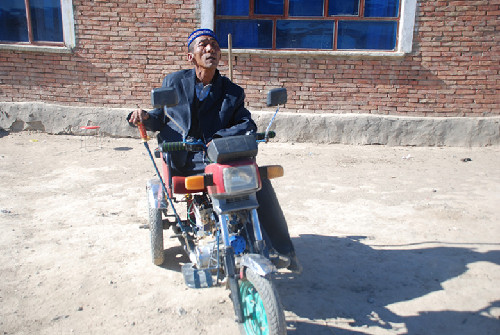 青河52岁哈萨克族木拉力·布海用10年时间发明残疾人专用三轮摩托车