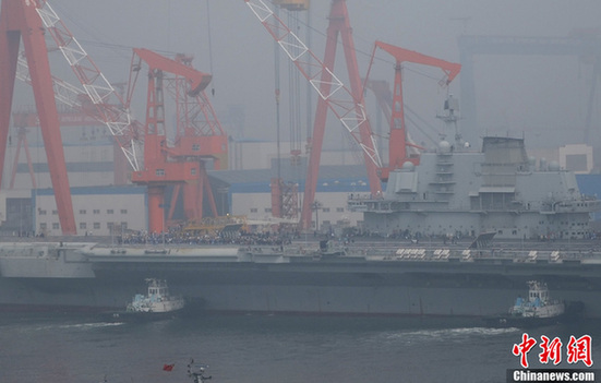 中国第一艘航母平台今日交付海军