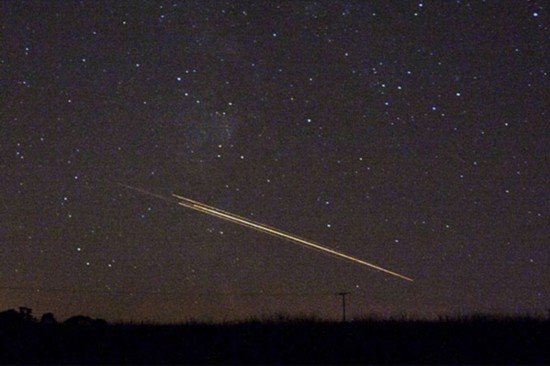 英国夜空惊现橙色“流星雨” 疑为太空垃圾