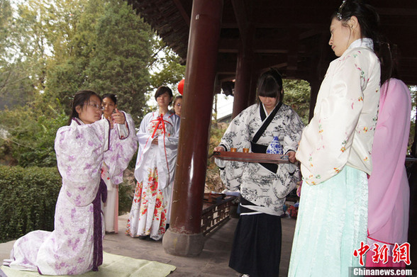 山西汉服爱好者举办“女子成人礼”