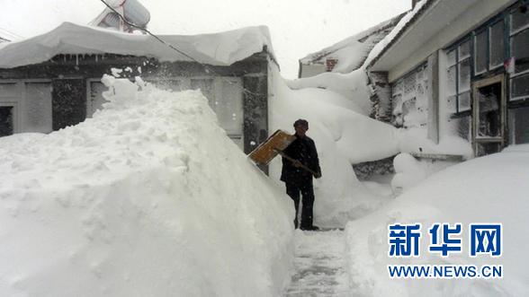 北京延庆遭遇52年来最大降雪 全县全力抗雪救灾