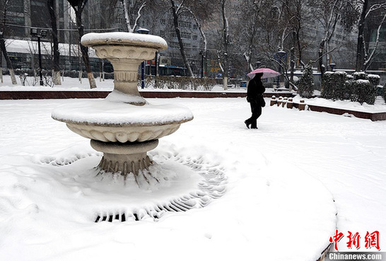 大雪袭乌鲁木齐机场 20多个航班延误