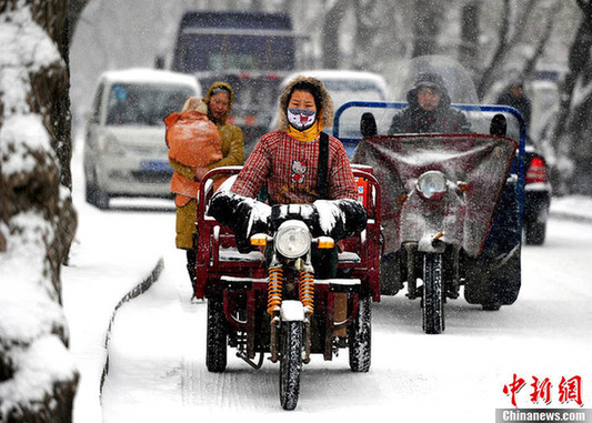 大雪袭乌鲁木齐机场 20多个航班延误