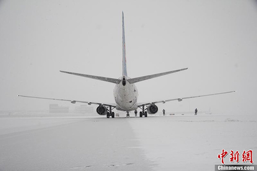 大雪袭乌鲁木齐机场 20多个航班延误