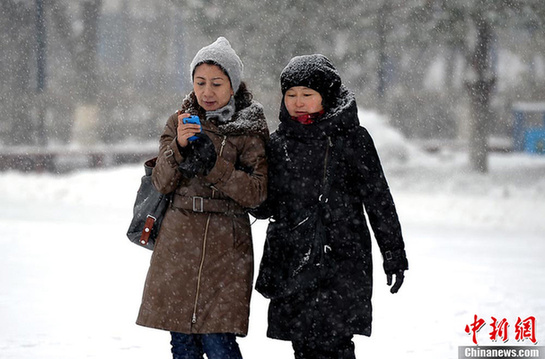 大雪袭乌鲁木齐机场 20多个航班延误