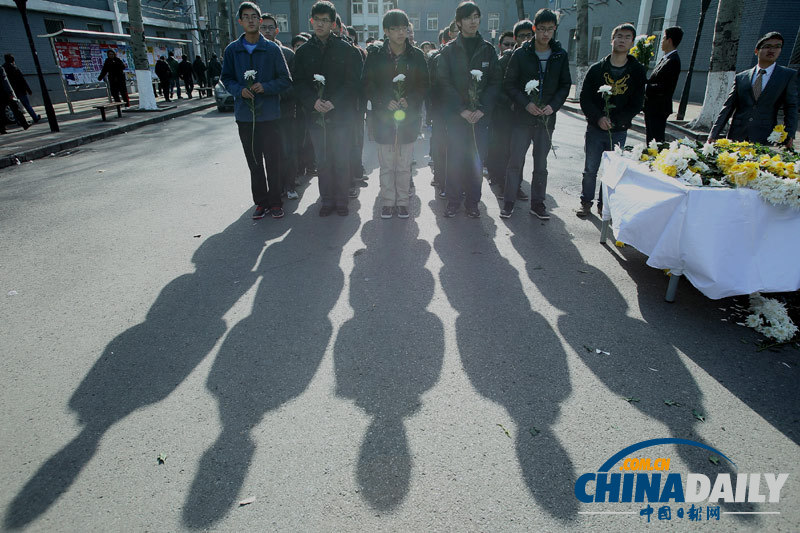 北京航空航天大学师生悼念校友罗阳