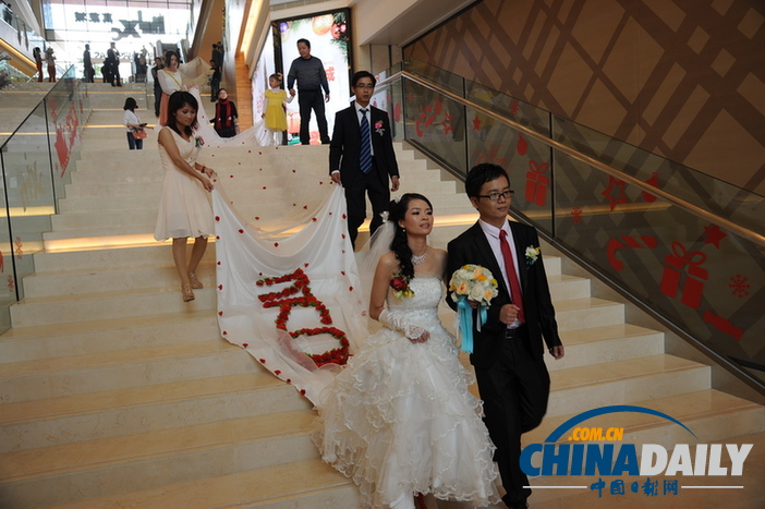 南宁一对新人为婚礼自制520米长婚纱