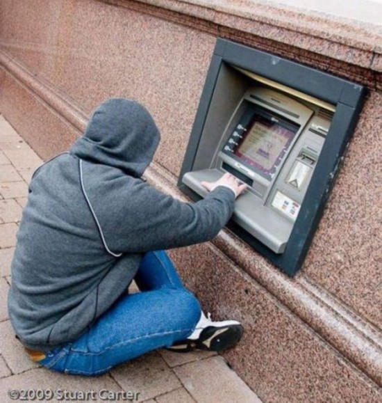 看看ATM机前的囧人囧事