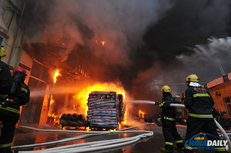 浙江温州一皮革厂发生火灾 现场传出阵阵爆炸声