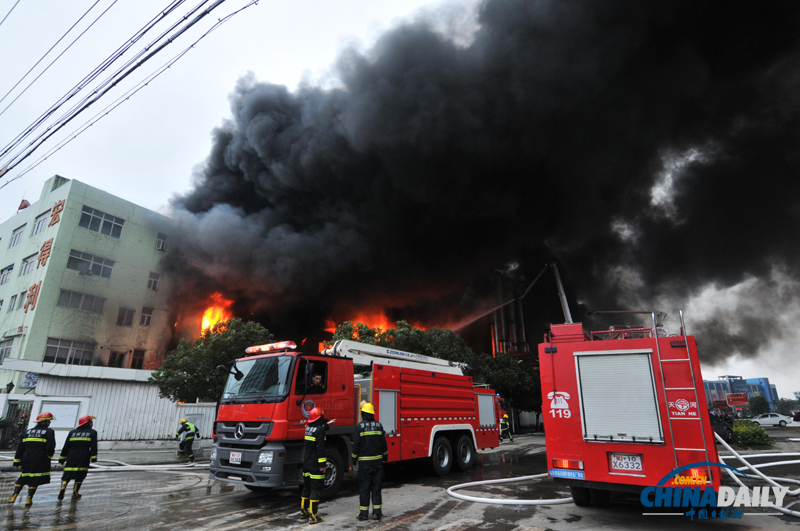 浙江温州一皮革厂发生火灾 现场传出阵阵爆炸声