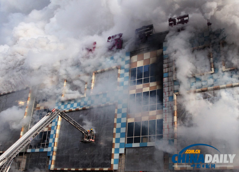 哈尔滨一商场突发大火 浓烟数公里外可见