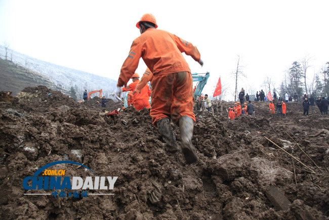 云南镇雄县山体滑坡已造成42人遇难