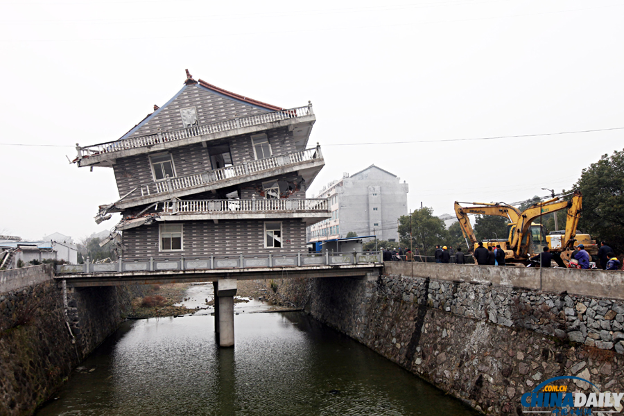 浙江温岭建在桥中央“最牛楼房”被拆除