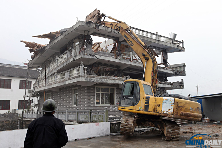 浙江温岭建在桥中央“最牛楼房”被拆除