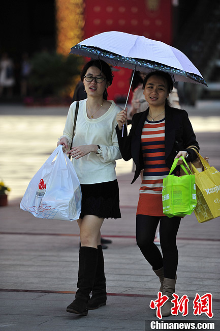 海南气温升至30℃ 民众着夏装出行