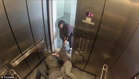 电梯上演“凶杀案” 目击者反应跌破眼镜(组图)