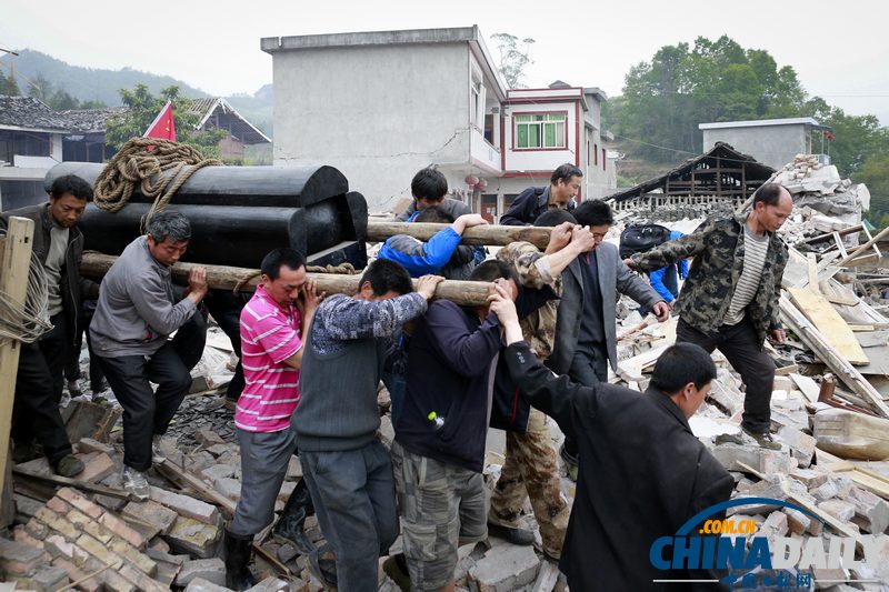 中国日报聚焦芦山地震之伤痛篇