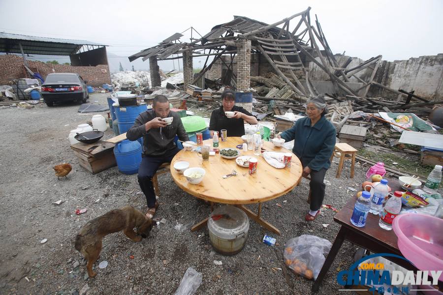 中国日报聚焦芦山地震之坚守篇