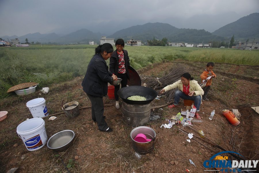 芦山地震灾后现场见闻：家宴