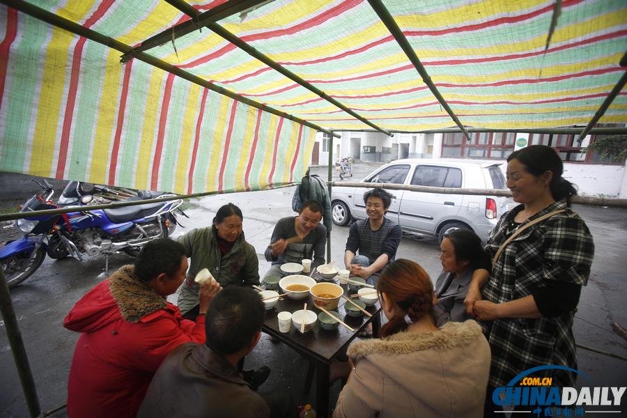 芦山地震灾后现场见闻：家宴