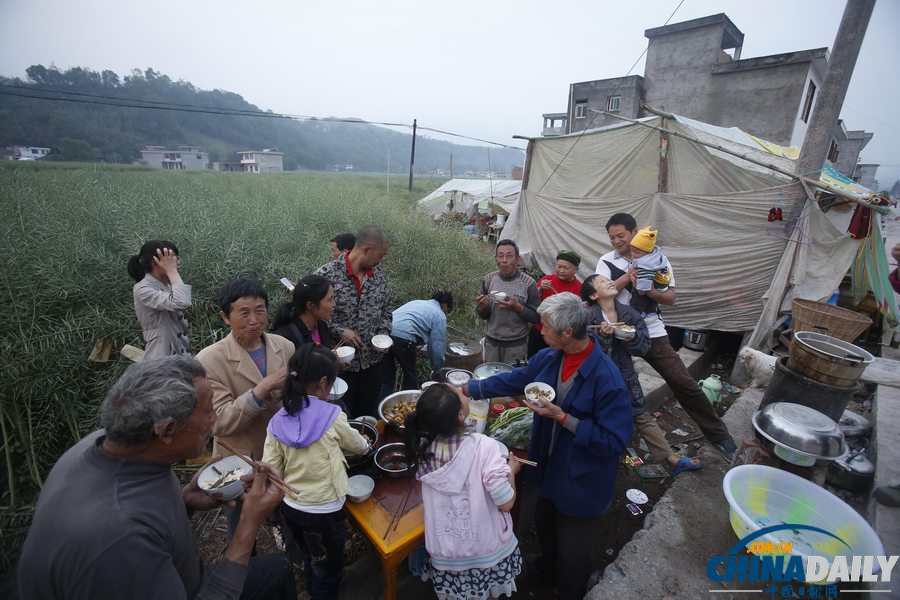 芦山地震灾后现场见闻：家宴