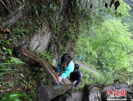 湖南桑植学生每周爬天梯悬崖求学