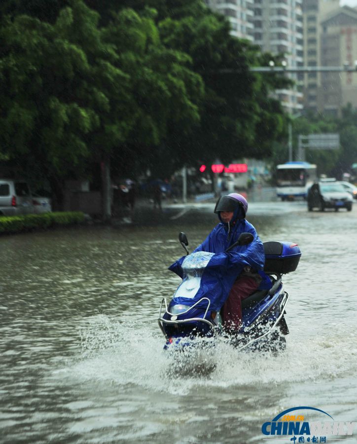 三亚再遭暴雨袭击 街头水流又成“河”