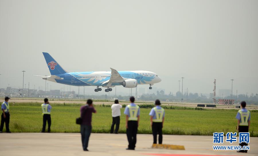 我国引进的首架波音787梦想飞机飞抵广州