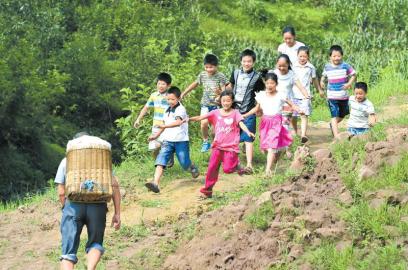 “挑夫校长” 告别讲台前 最后一次为孩子背餐