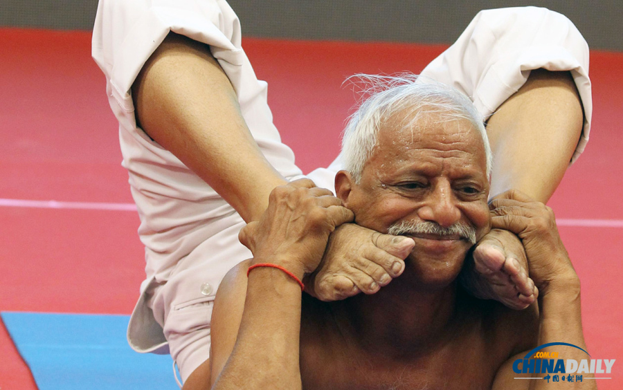 印度瑜伽大师在京秀绝技