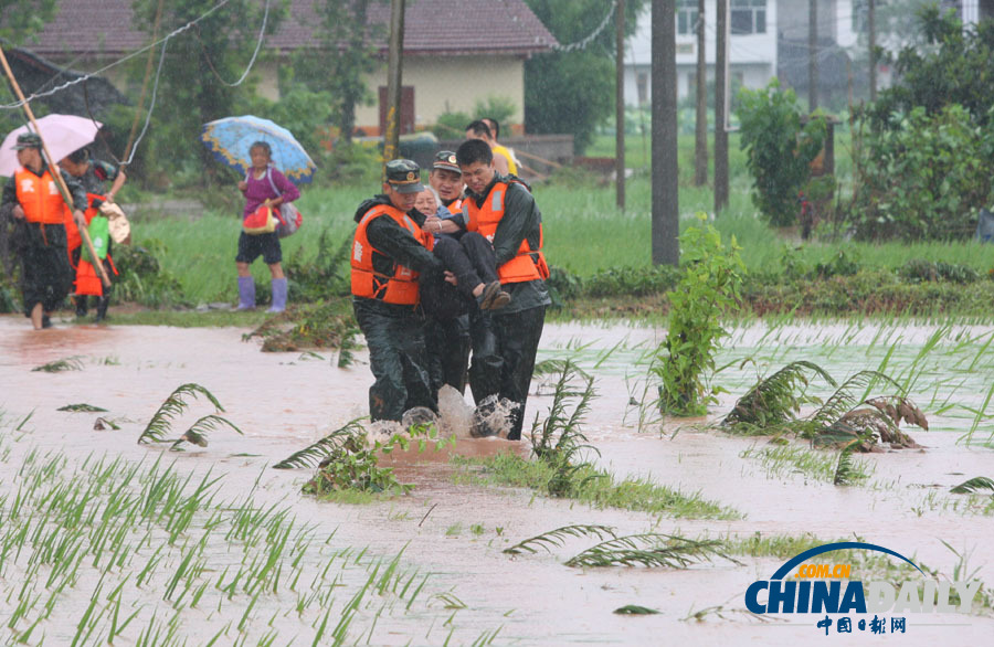 四川遂宁遭遇强降雨 武警官兵转移受困群众