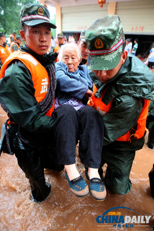 四川遂宁遭遇强降雨 武警官兵转移受困群众