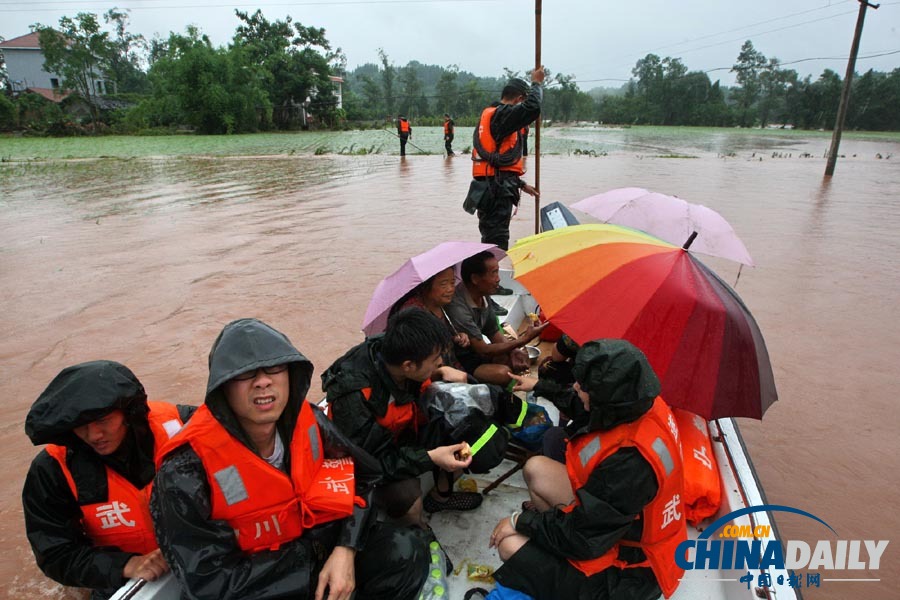 四川遂宁遭遇强降雨 武警官兵转移受困群众