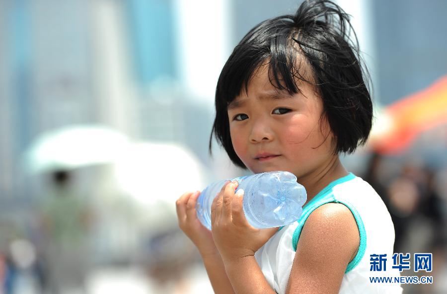 高温蓝色预警：中东部今日持续35℃以上