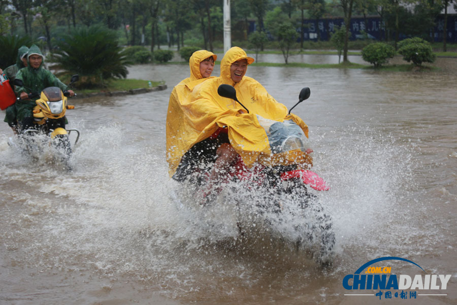 中国日报聚焦全国各地频现暴雨