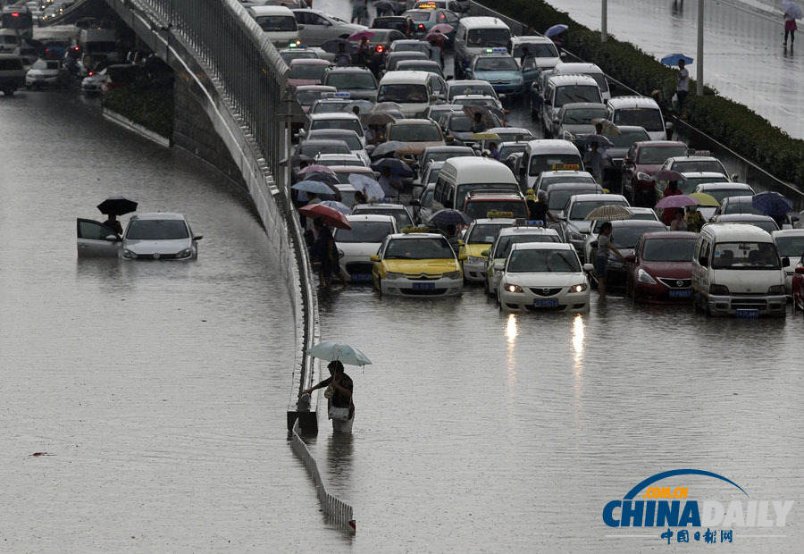 武汉遭遇暴雨 市区多处积水